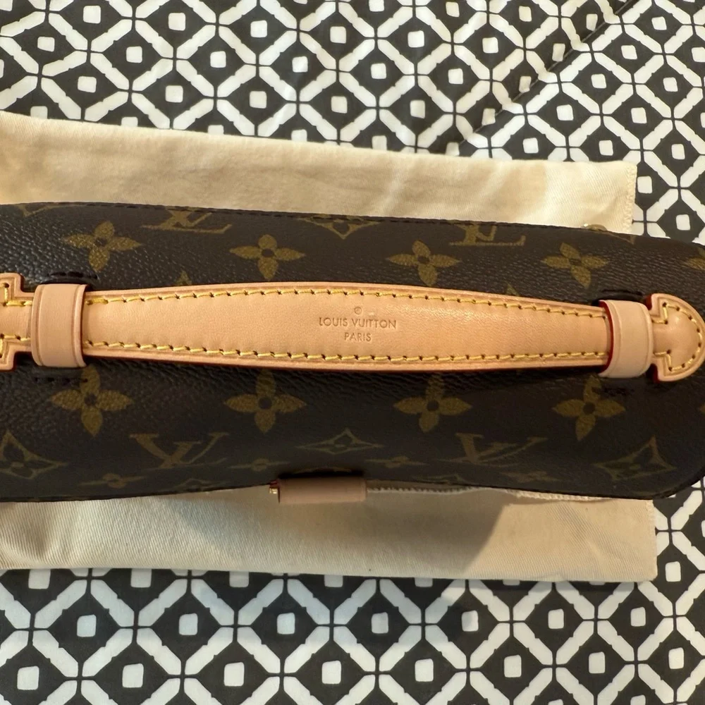 Louis Vuitton Pochette Métis East West in Monogram - Picture 4 of 13
